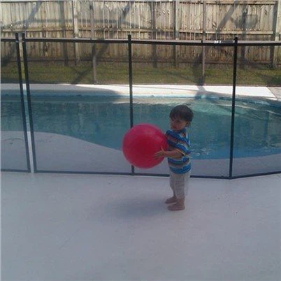 Valla para niños alrededor de la piscina
