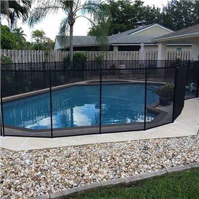 Valla de seguridad para niños alrededor de la piscina
